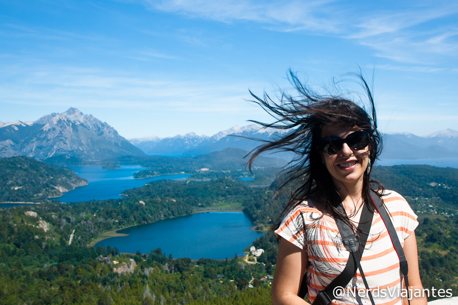 A Nerd com os cabelos ao vento no alto do Cerro Campanario