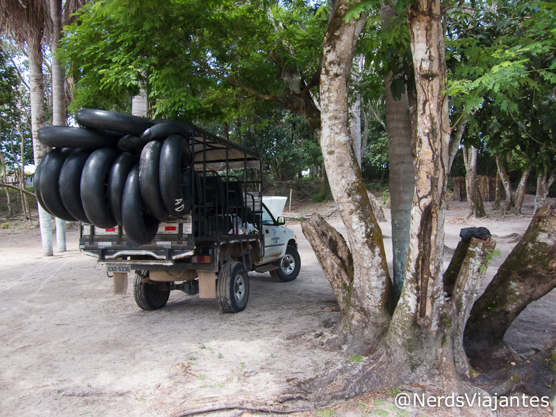 Carro equipado com as bóias da flutuação pelo Rio Formiga