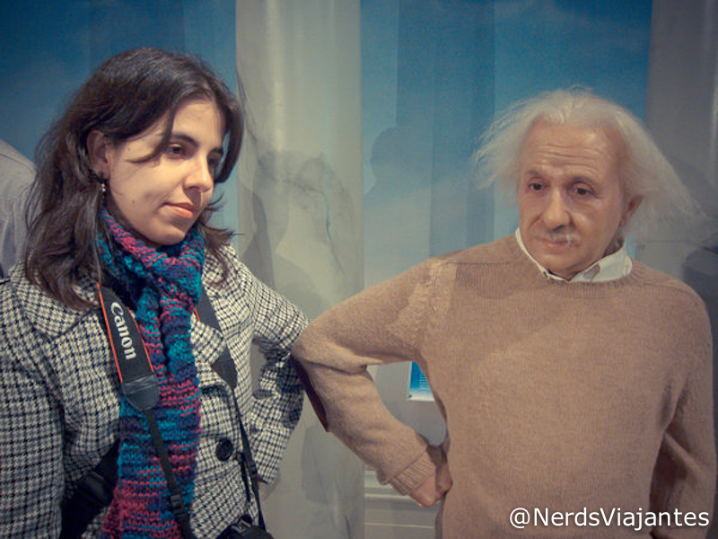 Nerd ao lado de Einstein no Madame Tussauds em NY