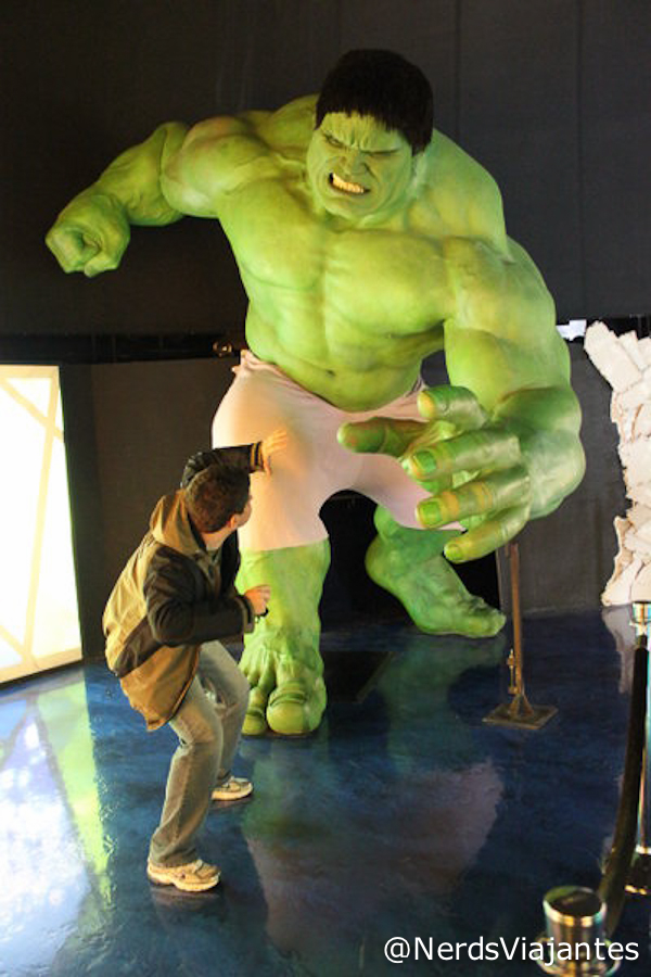Nerd enfrentando o Hulk no Madame Tussauds em NY