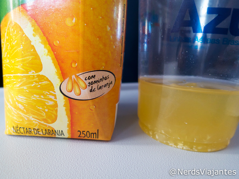 Suco de laranja com gominhos no serviço de bordo da Azul