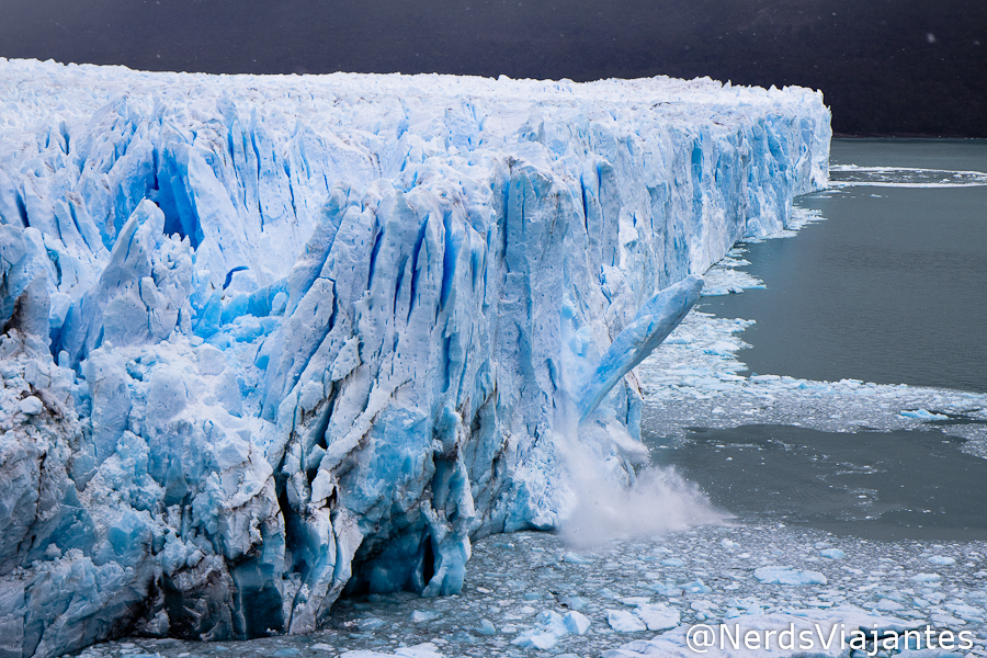 Pedaço de gelo caindo do glaciar