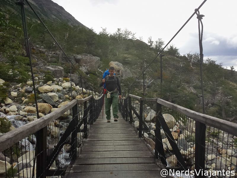 Atravessando ponte no parque Torres del Paine - Patagônia Chilena