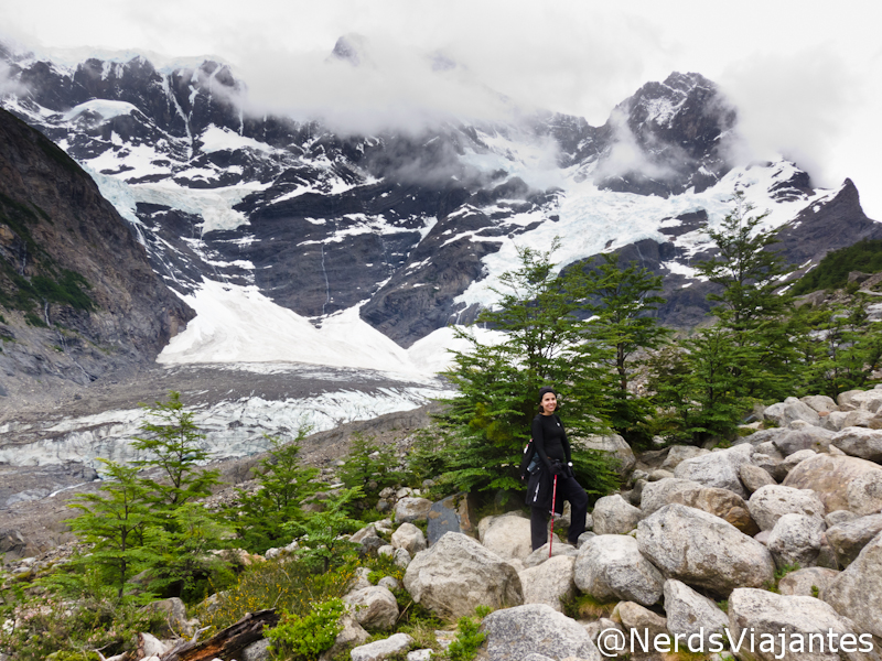 Muitas pedras na trilha até o mirador do Glaciar Francês no parque Torres del Paine - Patagônia Chilena Muitas pedras na trilha até o mirador do Glaciar Francês no parque Torres del Paine - Patagônia Chilena