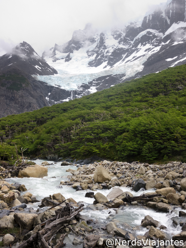 Rio Francês e Glaciar de mesmo nome no parque Torres del Paine - Patagônia Chilena
