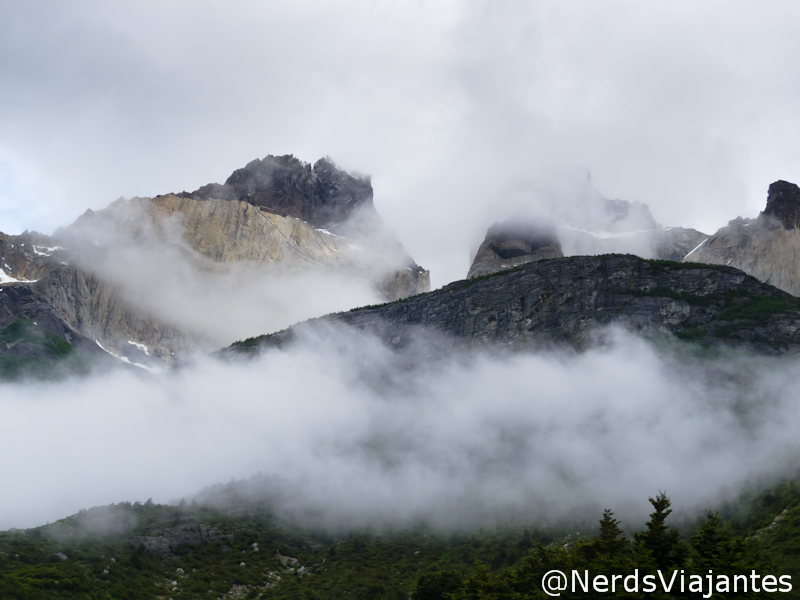 Los Cuernos parcialmente cobertos por nuvens no parque Torres del Paine - Patagônia Chilena