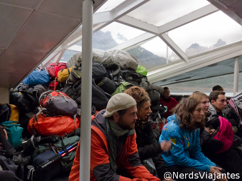 Viajantes e mochilas na travessia de barco do Lago Pehoe no parque Torres del Paine - Patagônia Chilena