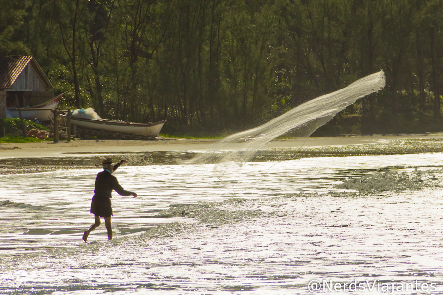 Pescador lança sua rede na Praia Vermelha