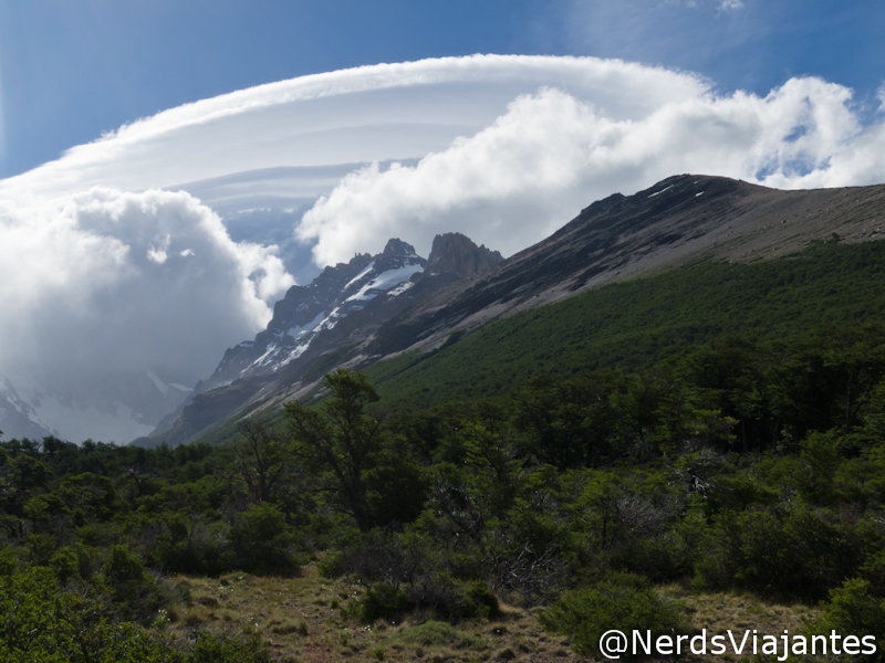 Linda nuvem sobre as montanhas na direção do Cerro Torre