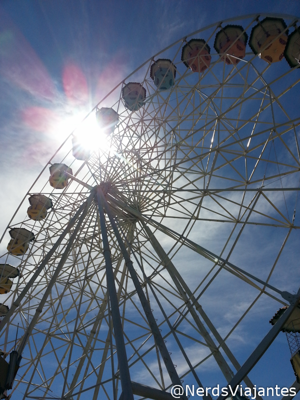 Foto da roda gigante com luz direta do sol no Parque Guanabara
