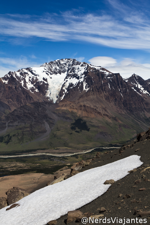 Trecho com neve e Cerro Huemul ao fundo, na trilha para a Loma del Pliegue Tumbado, em El Chaltén