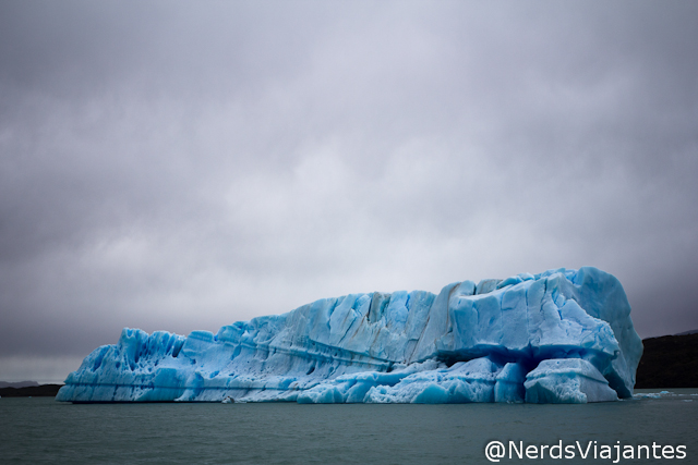 Lindo iceberg no Lago Argentino na navegação para a Estancia Cristina - Patagônia Argentina