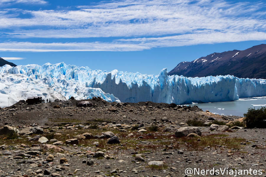 Cabanas de madeira e Glaciar Perito Moreno, em El Calafate - Patagônia Argentina