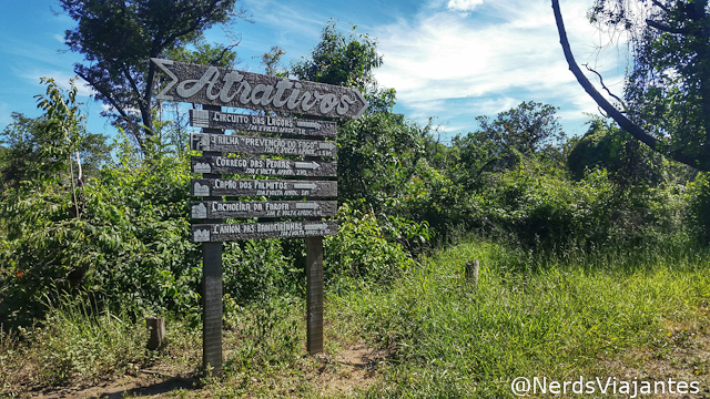 Placa na saída para as trilhas indicando as atrações e respectivas distâncias - Serra do Cipó