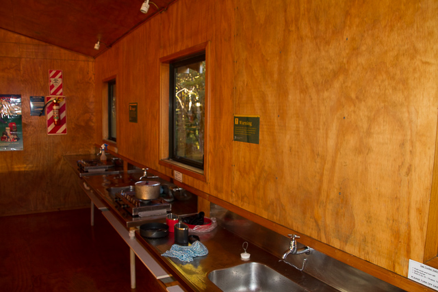 Cozinha de refúgio com gás disponível na alta temporada - Foto: Oscar Risch | Viajoteca