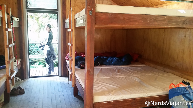 Dormitório com beliches para 8 pessoas no Lake Mackenzie Hut - Nova Zelândia