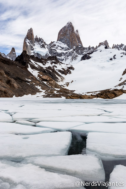Pedaços de gelo da Laguna de los Tres e o Fitz Roy - Patagônia Argentina