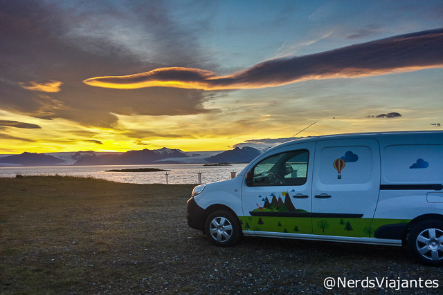 Nossa campervan curtindo um maravilhoso pôr do sol na Islândia