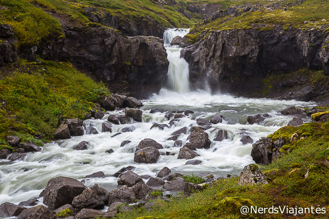 Incontáveis cachoeiras nas paisagens da Islândia