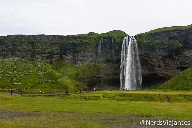 Muita gente na cachoeira Seljalandfoss, na Islândia