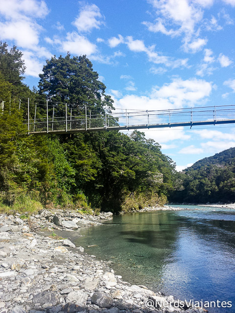 Ponte suspensa sobre o Makarora River - Nova Zelândia