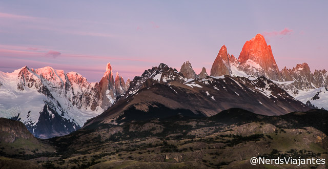 Sol começando a iluminar as montanhas de El Chaltén - Patagônia Argentina