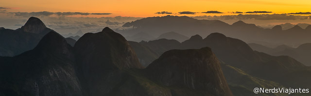 Cenário com diferença grande de iluminação entre céu e montanhas na região do Parque Estadual Três Picos, no Rio de Janeiro