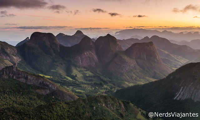 Entardecer nas montanhas da região do Parque Estadual dos Três Picos, no Rio de Janeiro