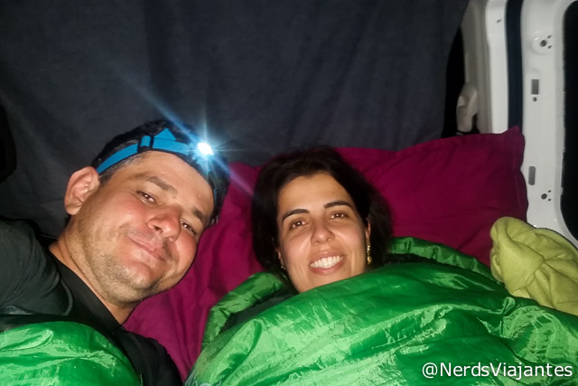 Bem acomodados e prontos para dormir em nossa campervan na Islândia