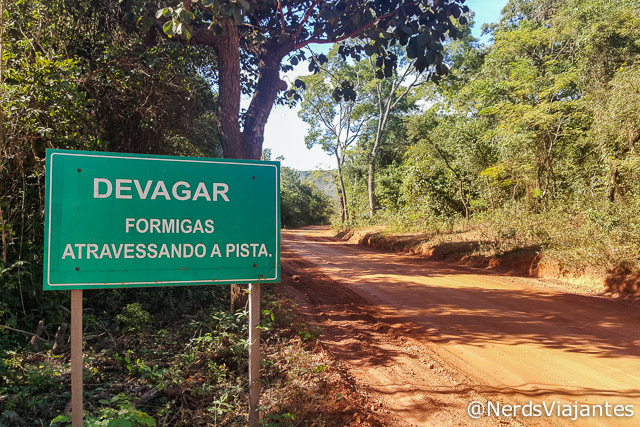 Placas educativas divertidas na estrada para o Parque Estadual do Rio Preto - Minas Gerais
