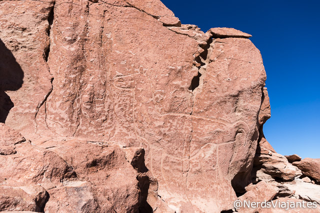 Pastor e sua llama nos petroglifos de Hierbas Buenos no Atacama - Chile