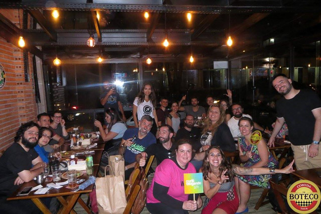 Turma do Tour Comida de Boteco no Redface Brewpub em Curitiba - Paraná Foto: Carol Moreno - Blog Mochilão Trips Turma do Tour Comida de Boteco no Redface Brewpub em Curitiba - Paraná Foto: Carol Moreno - Blog Mochilão Trips