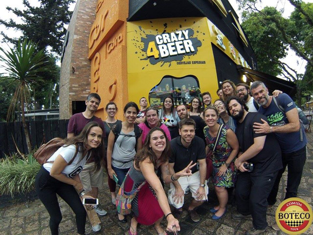 Turma do Tour Comida de Boteco no Crazy 4 Beer em Curitiba - Paraná Foto: Carol Moreno - Blog Mochilão Trips