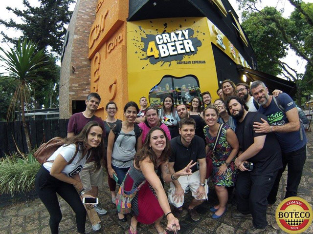 Turma do Tour Comida de Boteco no Crazy 4 Beer em Curitiba - Paraná Foto: Carol Moreno - Blog Mochilão Trips Turma do Tour Comida de Boteco no Crazy 4 Beer em Curitiba - Paraná Foto: Carol Moreno - Blog Mochilão Trips