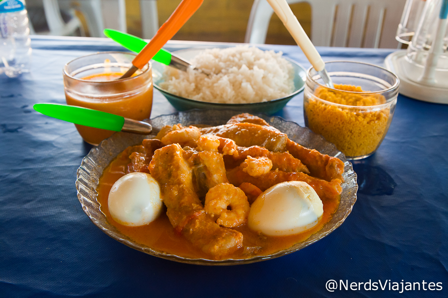 Peixe ao molho de camarão e acompanhamentos